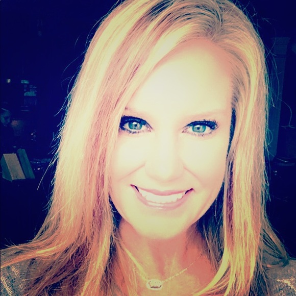 Meet your Posher, Kelly 🌺 - Picture 1 of 1